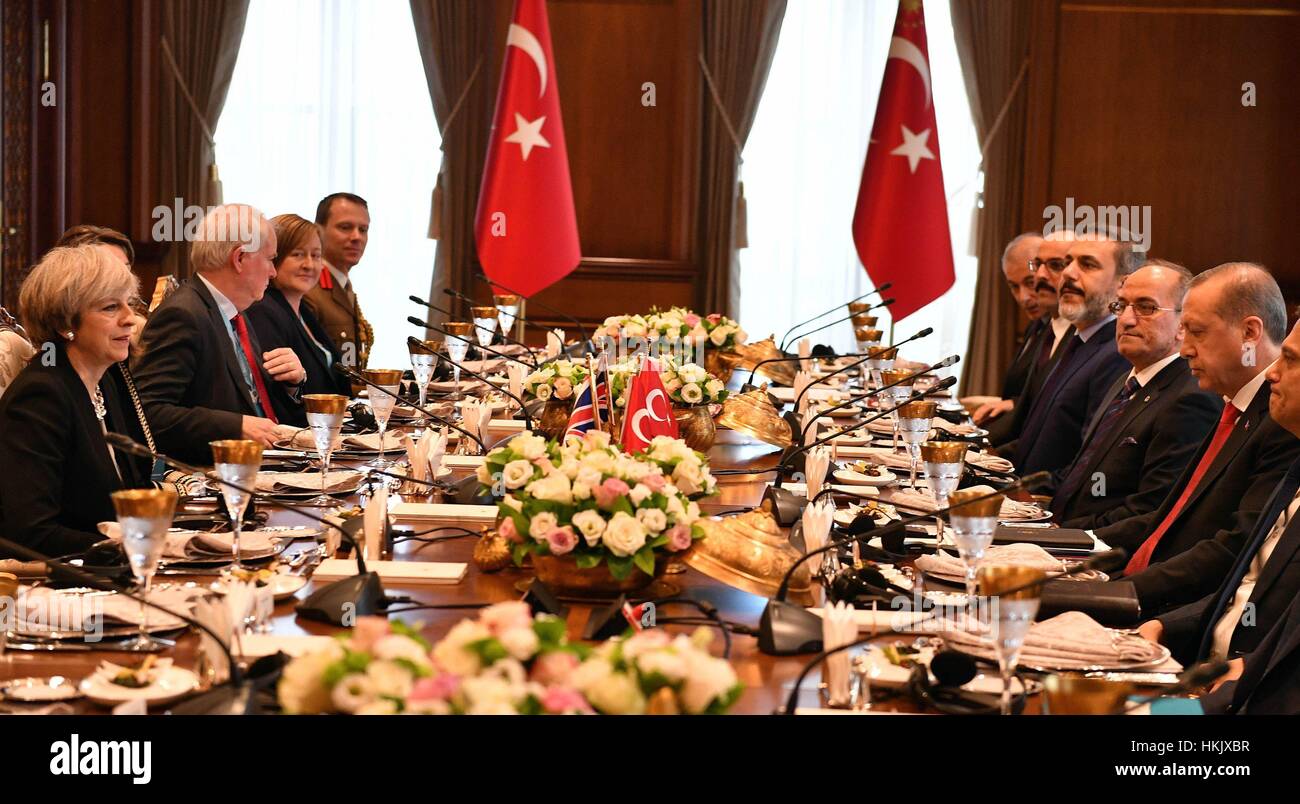 Premier ministre Theresa Mai (à gauche) au cours d'un accord bilatéral de déjeuner avec le président de la Turquie, Recep Tayyip Erdogan (deuxième à droite) au palais présidentiel à Ankara, Turquie. Banque D'Images