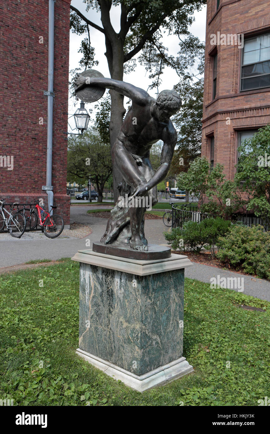 Le Discobole de Myron réplique en bronze (lanceur de disque), l'Université de Harvard, Boston, Cambridge, MA, États-Unis. Banque D'Images