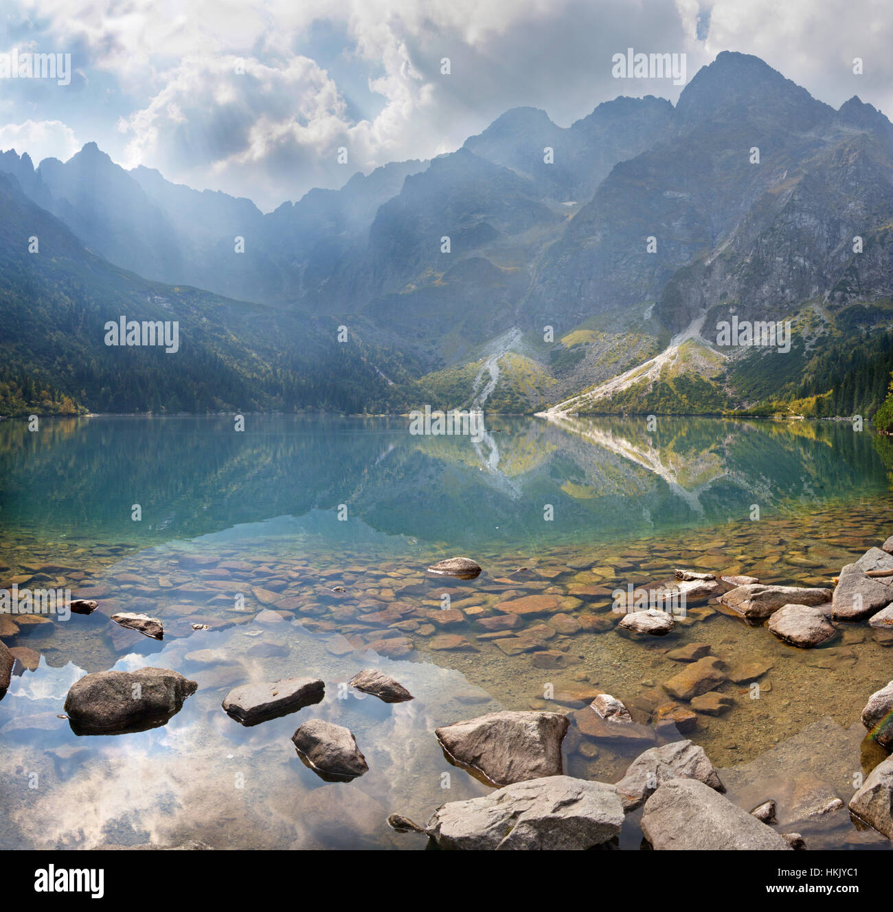 Hautes Tatras - Le lac Morskie Oko et Rysy, Mengusovske et d'autres sommets. Banque D'Images
