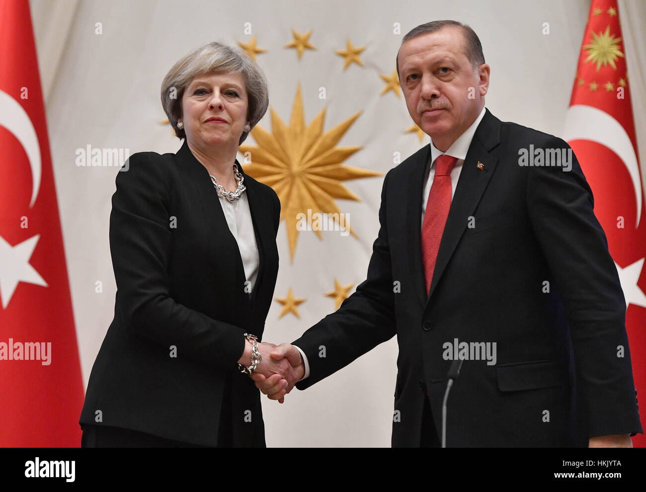 Premier ministre Theresa secoue peut la main avec le président de la Turquie, Recep Tayyip Erdogan, au palais présidentiel à Ankara, Turquie. Banque D'Images