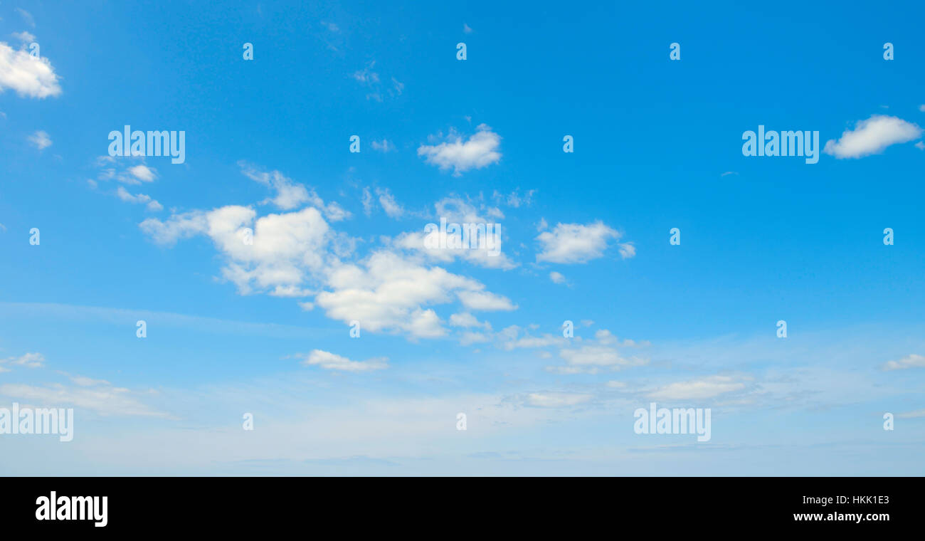 De beaux nuages blancs sur sky Banque D'Images