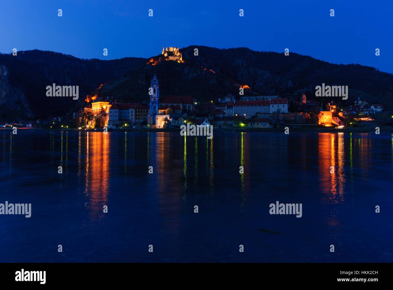 Dürnstein : Schloss Dürnstein, église de l'ancien monastère de la chancellerie et ruine de Dürnstein, sur le Danube, Wachau, Niederösterreich, Autriche, au Banque D'Images Dürnstein : Schloss Dürnstein, église de l'ancien monastère de la chancellerie et ruine de Dürnstein, sur le Danube, Wachau, Niederösterreich, Autriche, au Banque D'Images