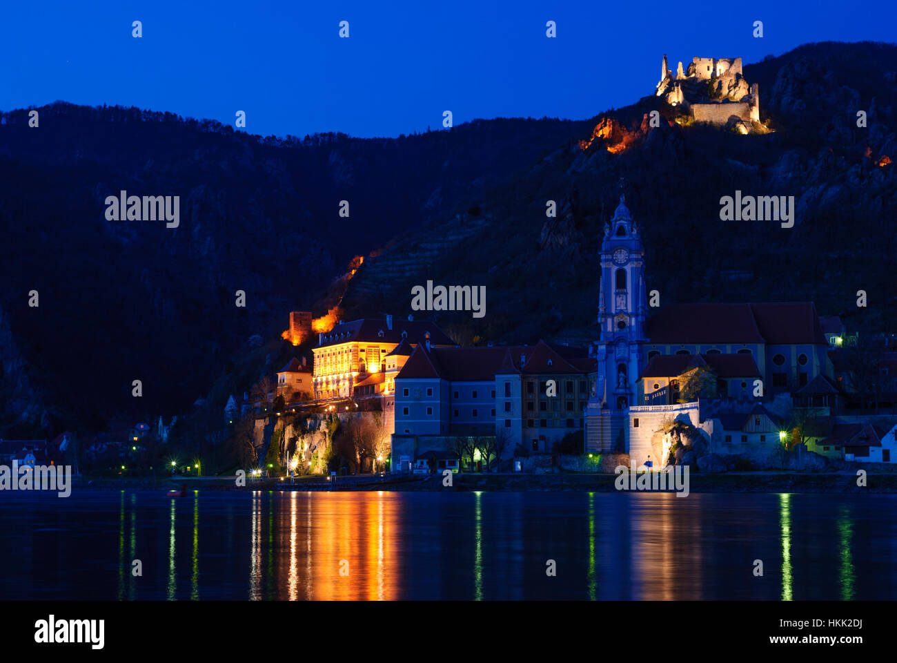 Dürnstein : Schloss Dürnstein, église de l'ancien monastère de la chancellerie et ruine de Dürnstein, sur le Danube, Wachau, Niederösterreich, Autriche, au Banque D'Images Dürnstein : Schloss Dürnstein, église de l'ancien monastère de la chancellerie et ruine de Dürnstein, sur le Danube, Wachau, Niederösterreich, Autriche, au Banque D'Images