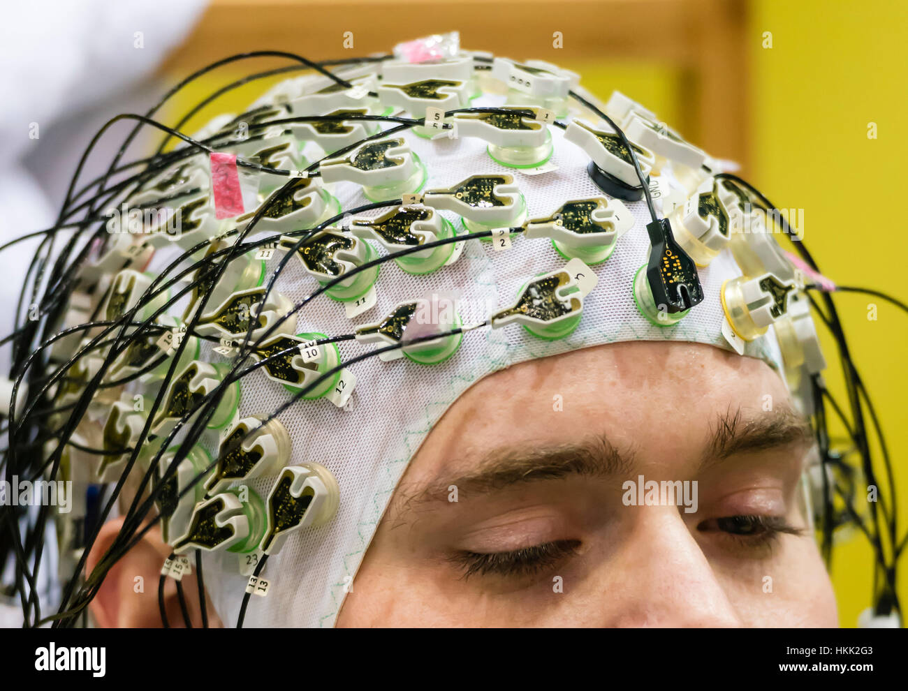 Kloten, Suisse - 8 octobre 2016 : Sebastian Reul (GER) se concentre avant de la BCI (électroencéphalogrammes afin Interface) course à Cybathlon, le premier championnat pour les pilotes handicapés course à l'aide de dispositifs bioniques à l'arène suisse à Kloten (Zurich), Suisse. Cybathlon au BCI de la race, l'athlète paraplégique fait l'essai d'un avatar dans un jeu d'ordinateur juste avec ses pensées. Organisé par l'Institut fédéral suisse de technologie (ETH) à Zurich, Cybathlon regroupe les équipes interdisciplinaires de bio-ingénieurs, scientifiques et les athlètes ayant un handicap physique. Banque D'Images