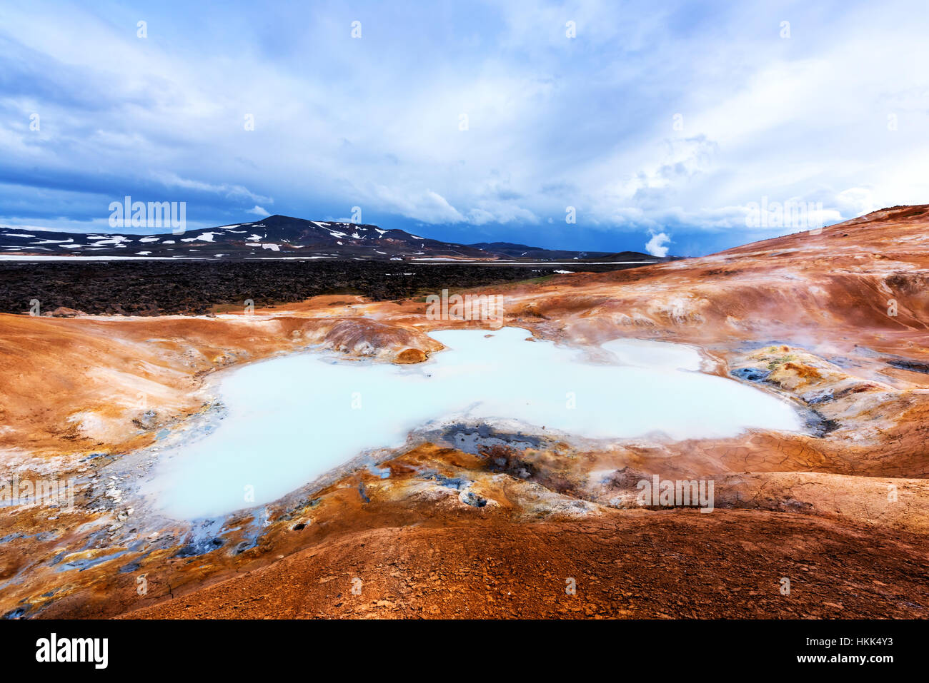 Dans l'acide lac chaud vallée géothermique Leirhnjukur, près du volcan Krafla, l'Islande, l'Europe. Banque D'Images