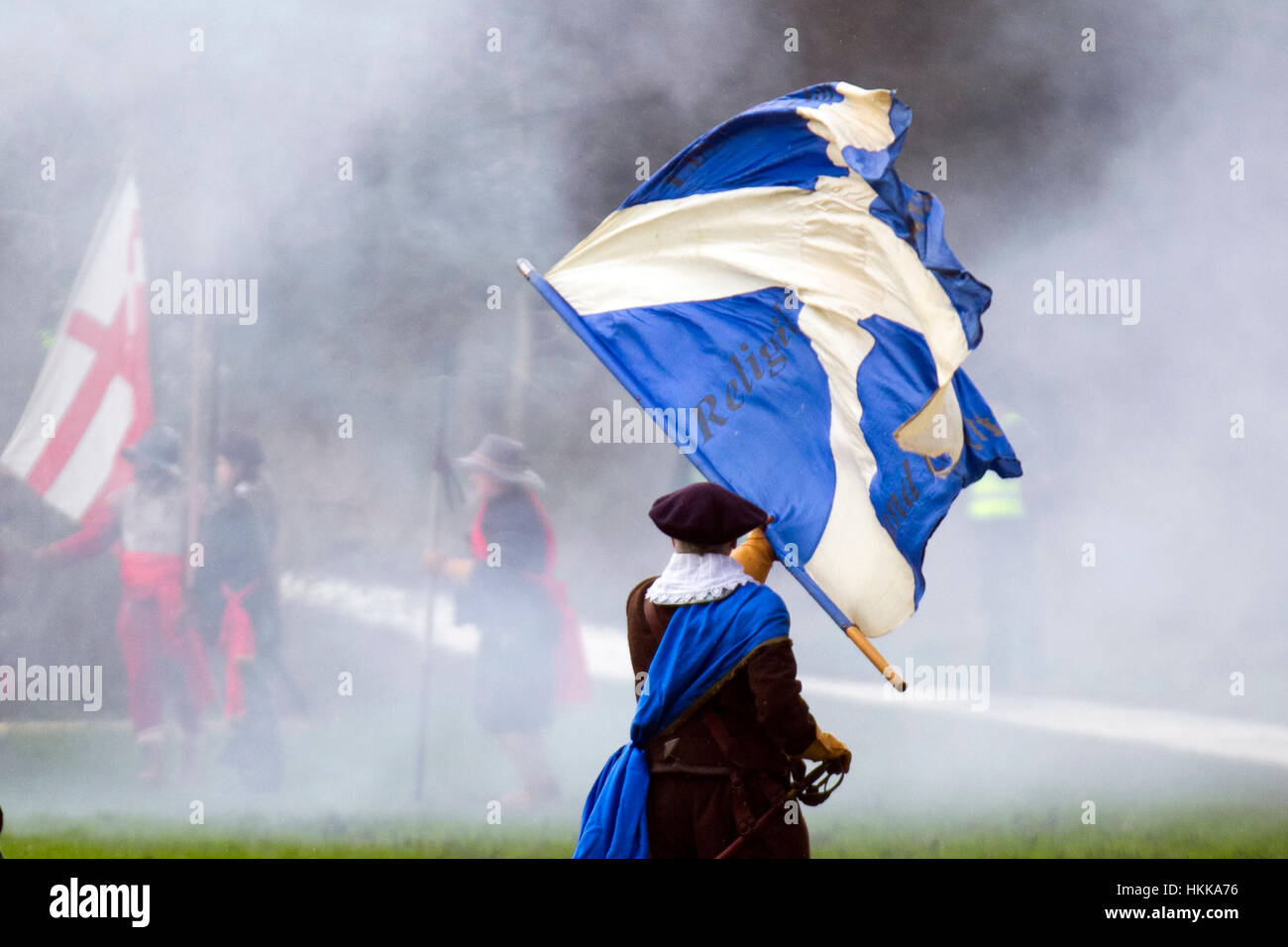 Cheshire, Royaume-Uni. 28 janvier, 2017. Bataille, je vois des drapeaux sur Holly saint jour et siège de Nantwich re-enactment. Depuis plus de 40 ans les fidèles troupes de l'Hogan-vexel ont recueillies dans la ville historique d'une spectaculaire reconstitution de la bataille sanglante qui a eu lieu il y a près de 400 ans et a marqué la fin du long et douloureux siège de la ville. Têtes rondes, cavaliers, et d'autres artistes ont convergé sur l'historique du centre-ville à adopter de nouveau la bataille. Le siège en janvier 1644 a été l'un des principaux conflits de la guerre civile anglaise. Banque D'Images