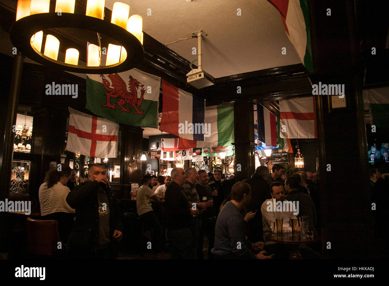 Wimbledon Londres, Royaume-Uni. 28 janvier, 2017. Un Pub à Wimbledon est décorée avec des drapeaux nationaux de rugby 6 nations avant le Tournoi RBS 6 Nations rugby union tournoi qui commence le 4 février Crédit : amer ghazzal/Alamy Live News Banque D'Images