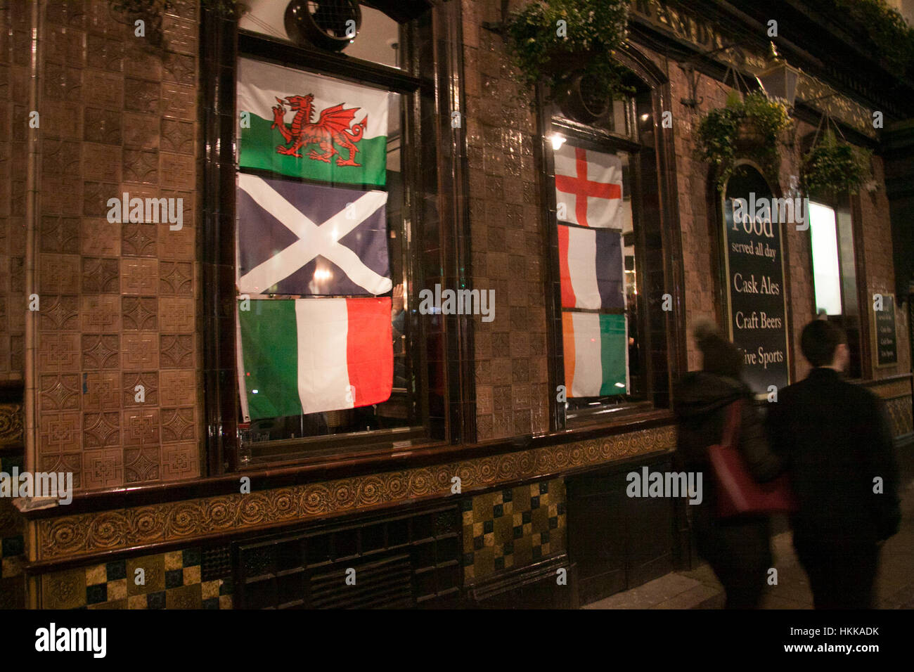 Wimbledon Londres, Royaume-Uni. 28 janvier, 2017. Un Pub à Wimbledon est décorée avec des drapeaux nationaux de rugby 6 nations avant le Tournoi RBS 6 Nations rugby union tournoi qui commence le 4 février Crédit : amer ghazzal/Alamy Live News Banque D'Images