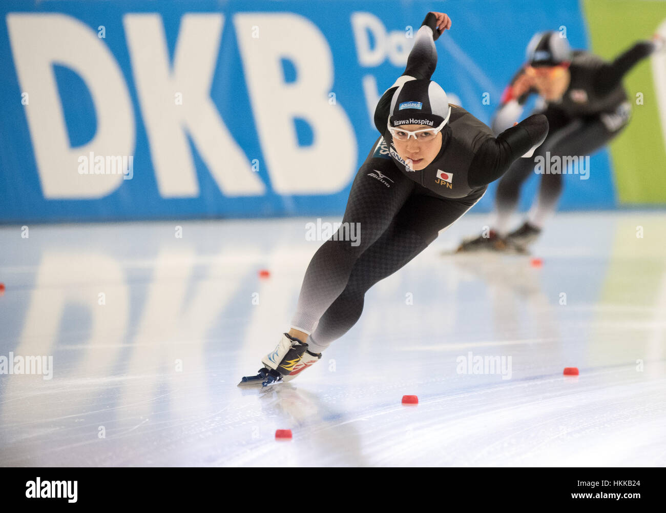 Berlin, Allemagne. 27 Jan, 2017. Les athlètes japonais Nao Kodaira (L) et Maki Tsujiduring au cours de la 500m la compétition féminine de la Coupe du monde de patinage de vitesse au Sportforum à Berlin, Allemagne, 27 janvier 2017. Credit : Soeren Stache/dpa/Alamy Live News Banque D'Images