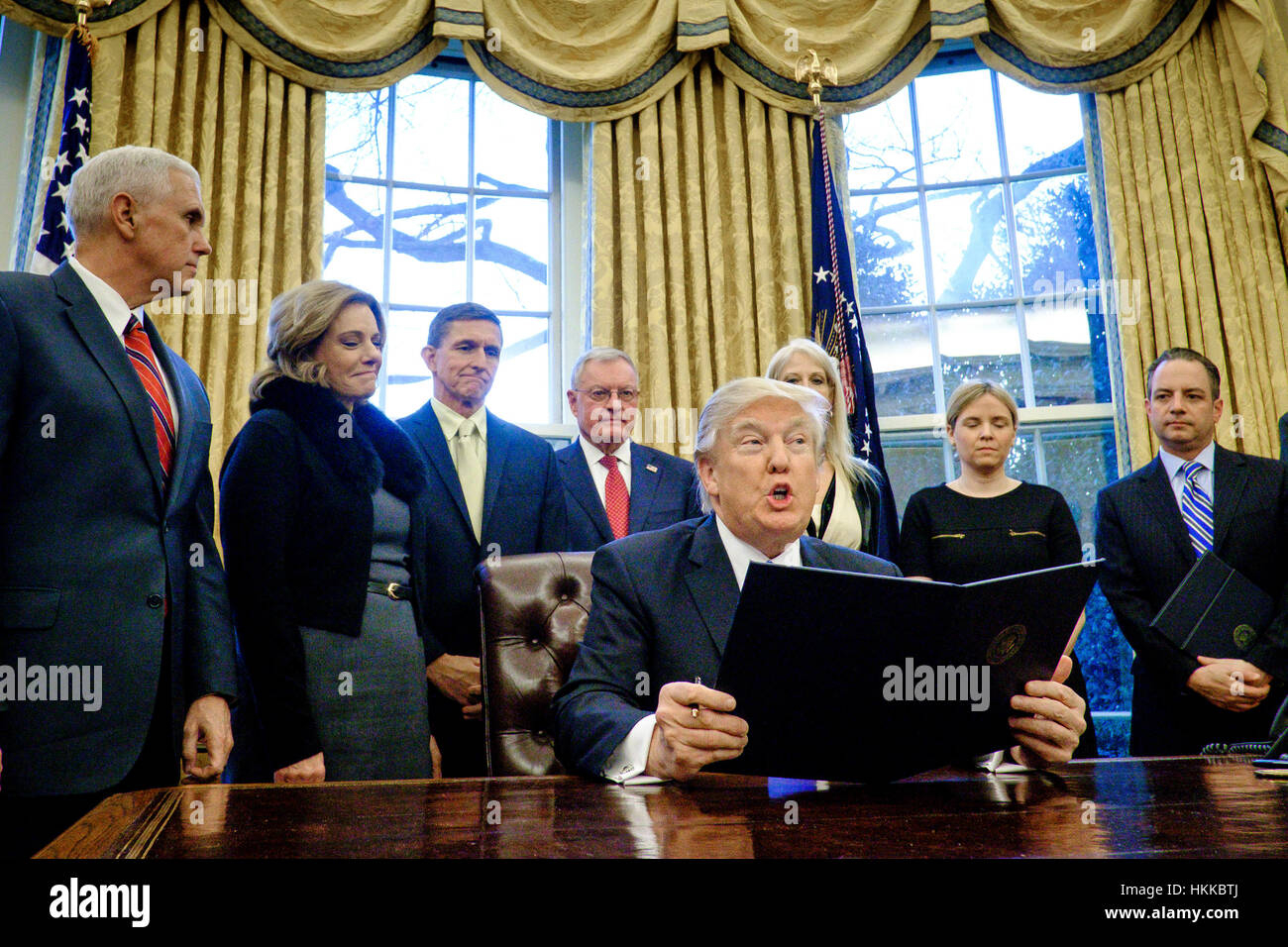 Washington, DC, USA. 28 janvier, 2017. Le Président des Etats-Unis, Donald Trump signe trois les mesures prises par l'exécutif dans le bureau ovale à Washington, DC. Les actions les grandes lignes d'une réorganisation du Conseil national de sécurité, mettre en œuvre une interdiction de lobbying pour cinq ans de l'administration ont et une interdiction à vie de l'administration ont le lobbying pour un pays étranger et appelle les chefs militaires et de présenter un rapport au président dans les 30 jours qui décrit une stratégie pour vaincre ISIS. Credit : MediaPunch Inc/Alamy Live News Banque D'Images