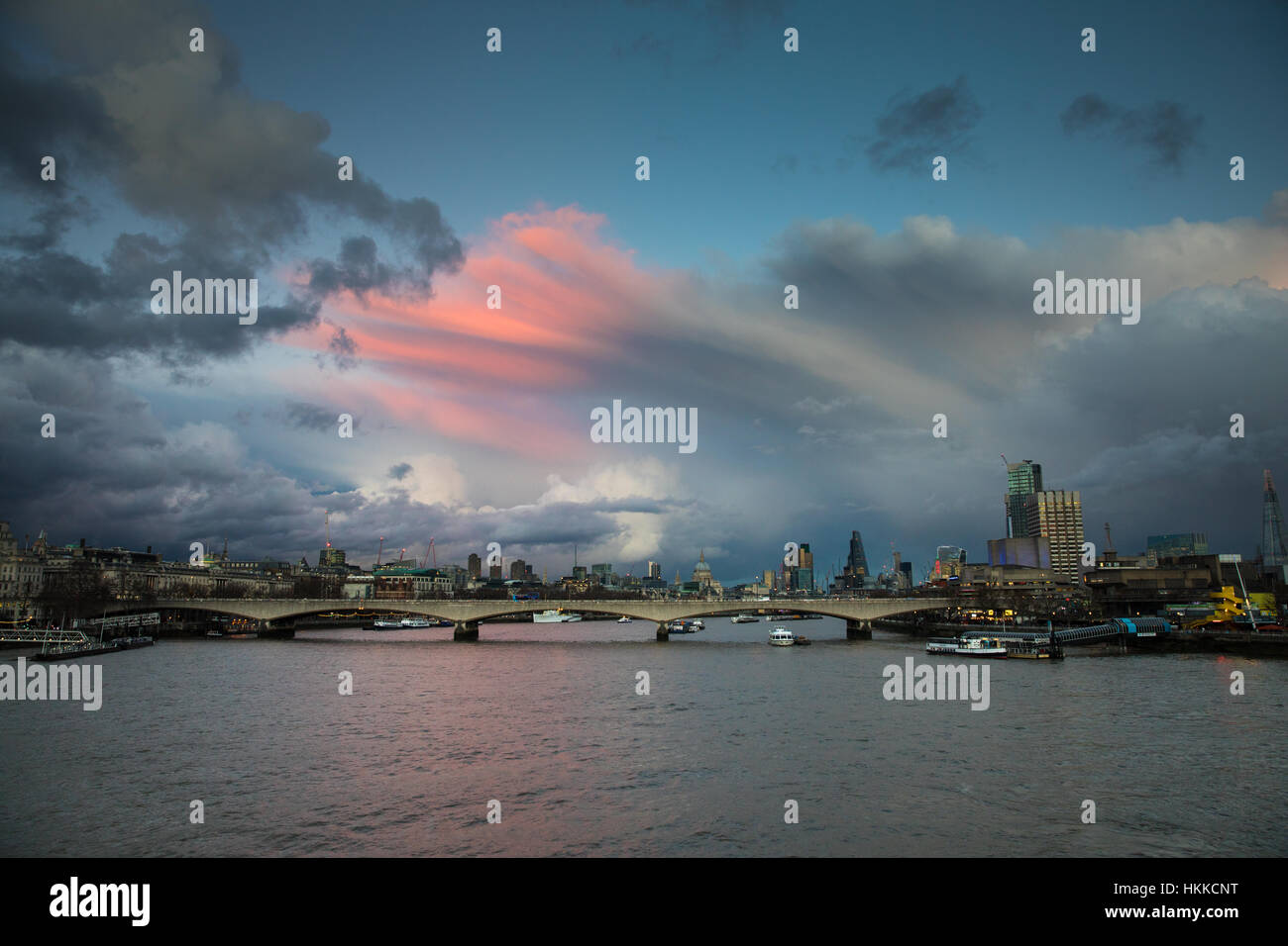 Londres, Royaume-Uni. 28 janvier, 2017. Soirée magnifique vue sur Waterloo Bridge, vu de Charing Cross, avec des nuages roses au coucher du soleil. Credit : Carol Moir/Alamy Live News. Banque D'Images