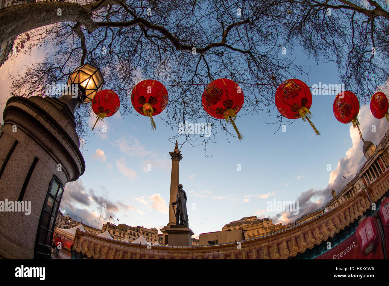 Londres, Royaume-Uni. 28 janvier, 2017. Trafalgar Square est prêt pour la nouvelle année chinoise du coq de célébrations. Credit : carolmoir/Alamy Live News Banque D'Images