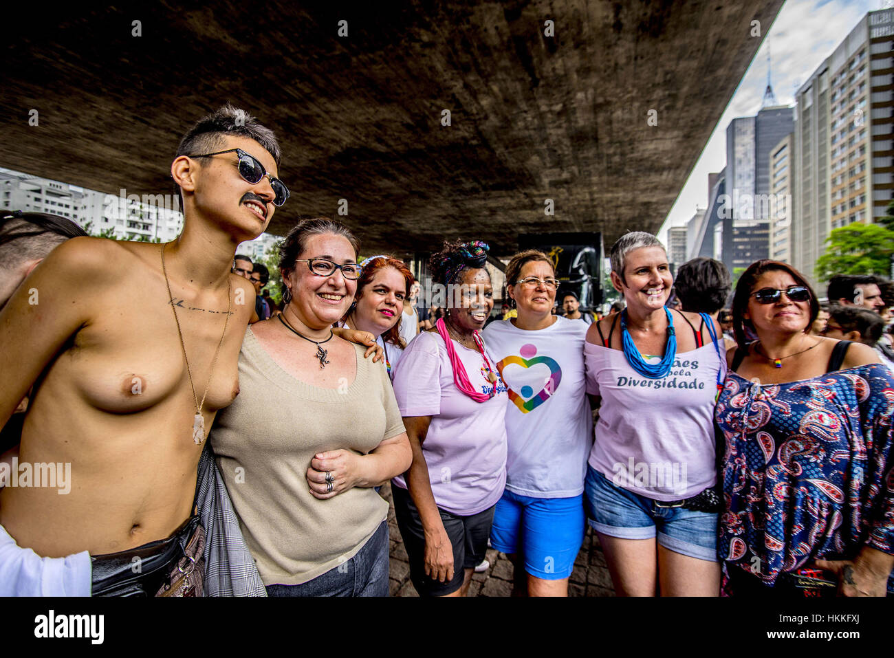 28 janvier 2017 - SÃ£o Paulo, SÃ£o Paulo, Brésil - La deuxième édition de la marche pour la paix dans la capitale de l'état prétend l'inclusion de travestis et transsexuels le marché de l'emploi structuré. La loi a commencé aujourd'hui (28) dans l'espace ouvert de la SÃ£o Paulo Art Museum (MASP), sur l'Avenue Paulista, et s'est dirigé vers la SÃ£o Paulo City Hall, du centre-ville. Selon l'Association nationale des travestis et transsexuels (Antra), avec l'absence d'acceptation de l'employeur officiel, 90  % de cette population a recours à la prostitution pour survivre. Credit : Cris Faga/ZUMA/Alamy Fil Live News Banque D'Images