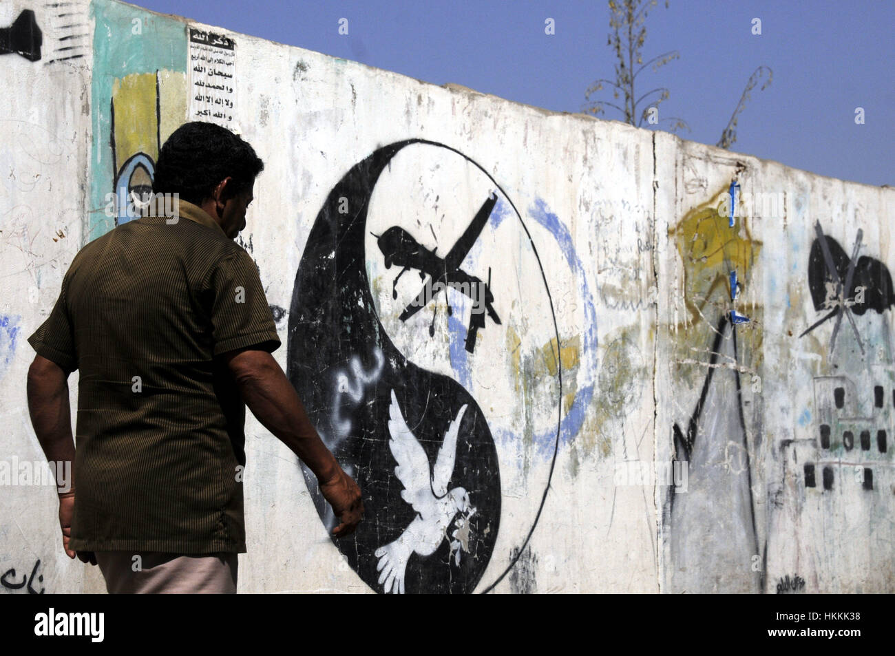 Sanna, le Yémen. 29 janvier, 2017. Un homme marche Yéménite près d'une peinture de drone américain sur le mur à Sanaa, Yémen, le 29 janvier 2009, 2017. Au moins 25 civils ont été tués dans la dernière lutte contre le terrorisme des États-Unis au Yémen raid le dimanche, tribal et des sources locales dans la province dit Xinuha Baida. Credit : Mohammed Mohammed/Xinhua/Alamy Live News Banque D'Images