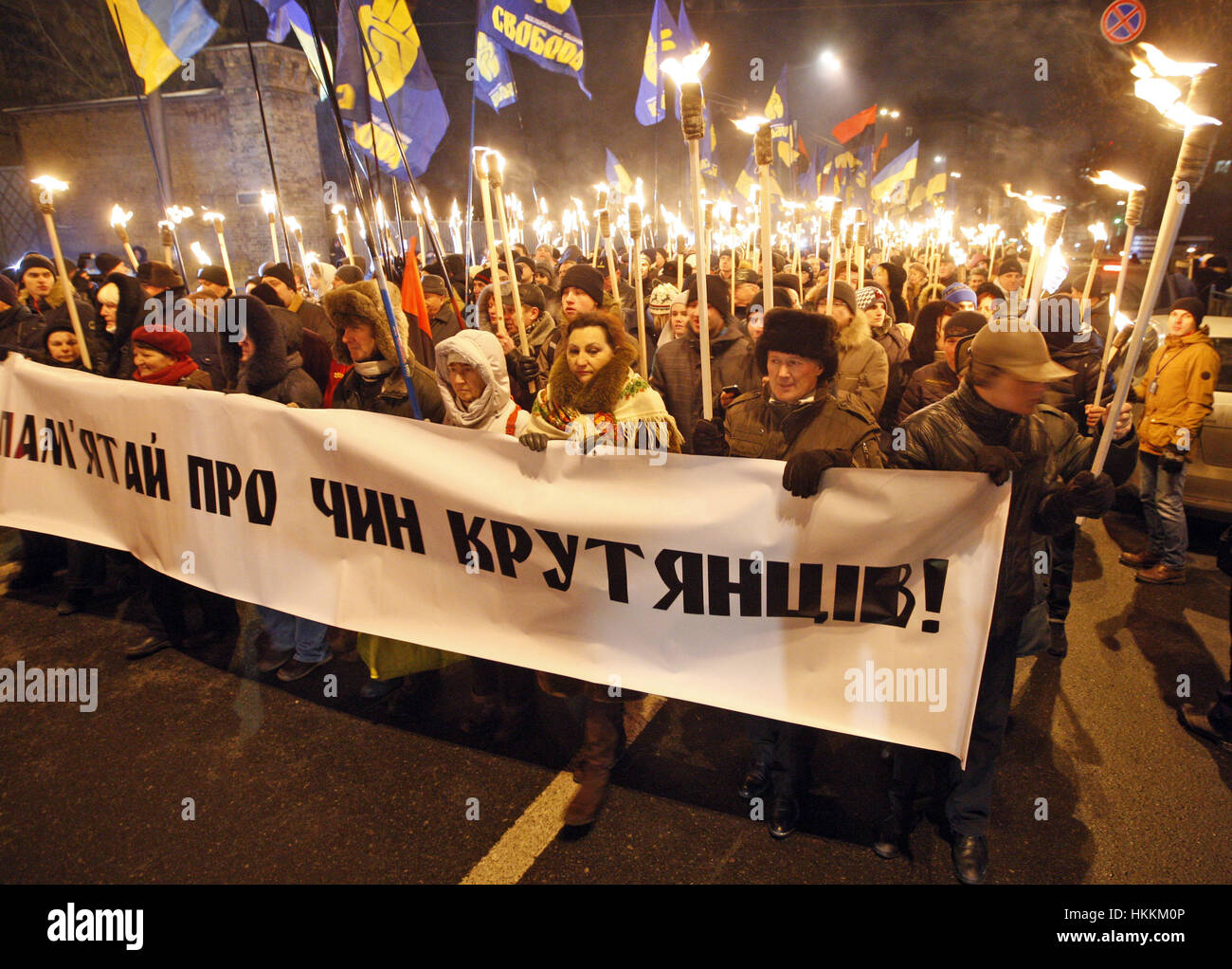 Kiev, Ukraine. 29 janvier, 2017. Les gens portent des torches et une bannières durant une cérémonie pour commémorer des étudiants ukrainiens impliqués dans une bataille avec l'Armée Rouge en 1918, à Kiev, Ukraine, le 29 janvier 2017. Environ 300 étudiants ukrainiens et les cadets ont été tués pendant la bataille avec l'Armée Rouge régulière le 29 janvier 1918, et cette bataille est considérée comme un symbole de la lutte pour l'indépendance de l'Ukraine. Crédit : Serg Glovny/ZUMA/Alamy Fil Live News Banque D'Images