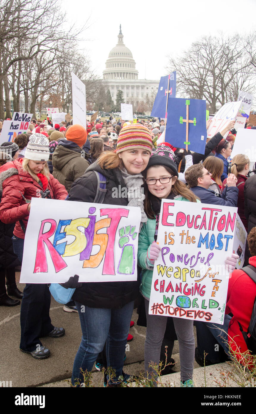 Washington, États-Unis. 29 janvier 2017. La communauté de l'éducation proteste contre la personne nommée par Donald Trump pour le poste de secrétaire à l'éducation, Betsy DeVos, qu'elle prétend non qualifiée. Crédit : Angela Drake/Alay Live News Banque D'Images