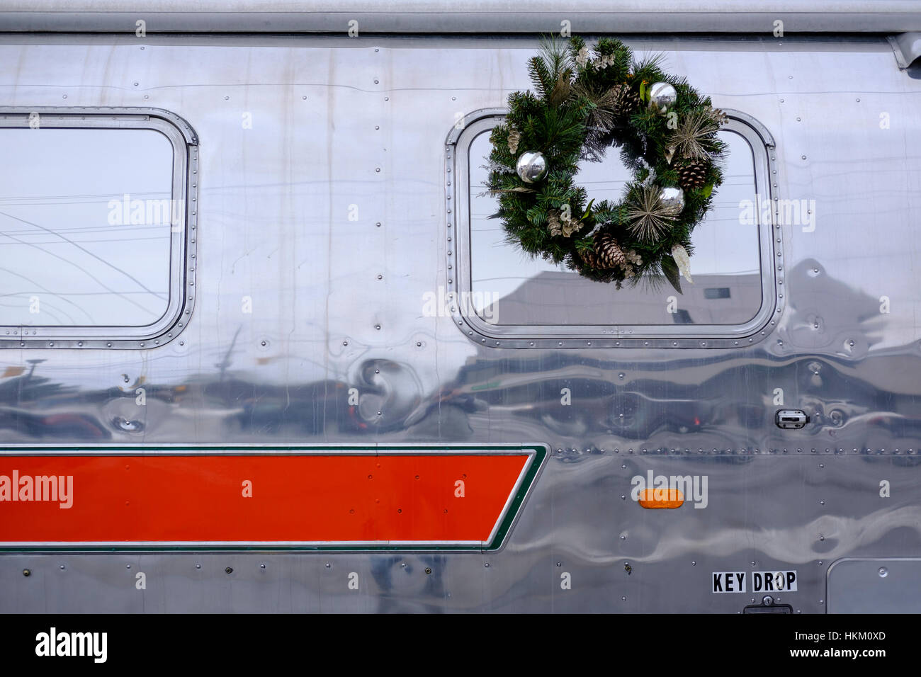 Décorées avec caravane Airstream une couronne de Noël pour la saison de vacances à London, Ontario, Canada. Banque D'Images