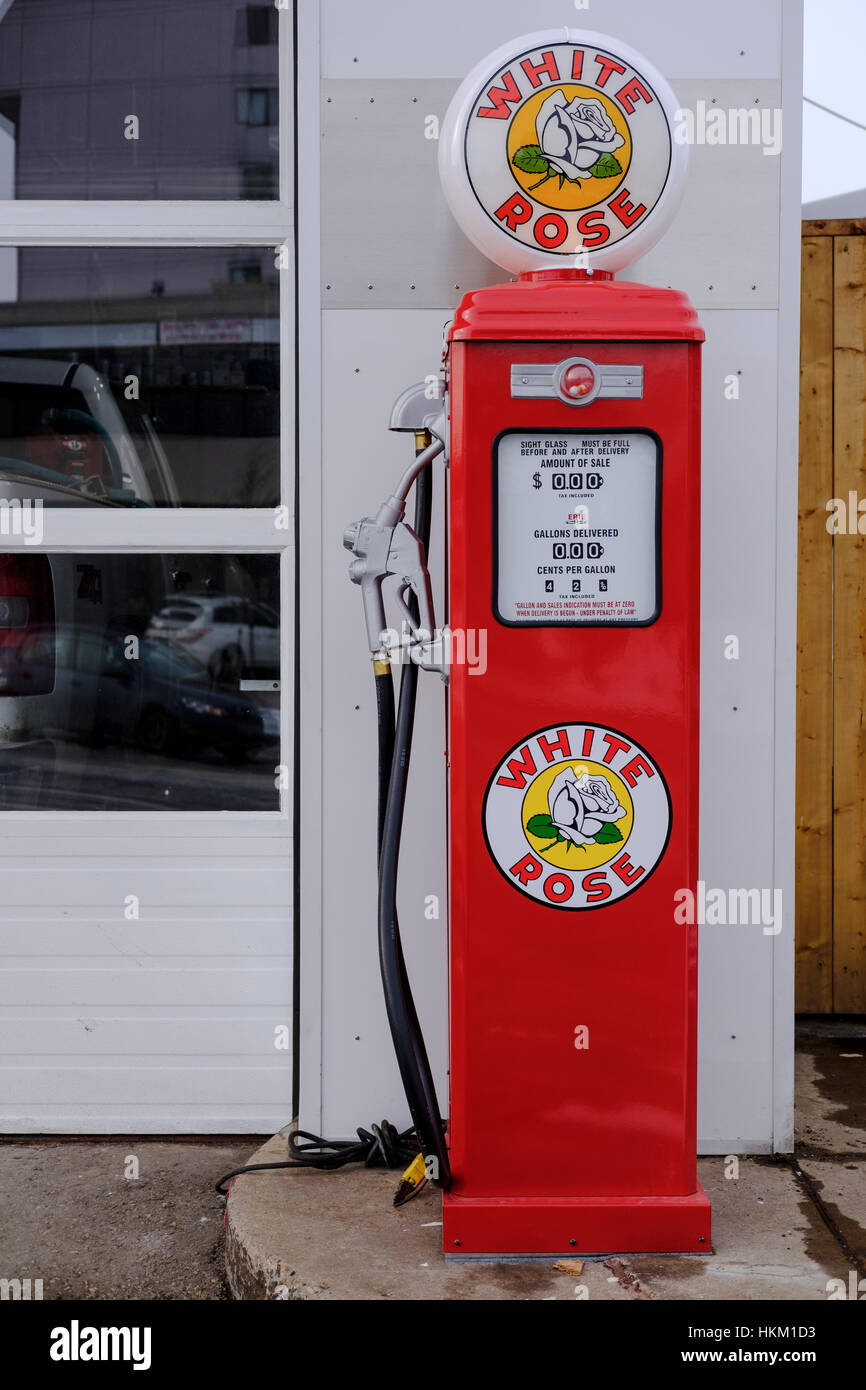 Pompe à essence rouge vintage avec logo Rose Blanche en face d'une station-service à London, Ontario, Canada. Banque D'Images