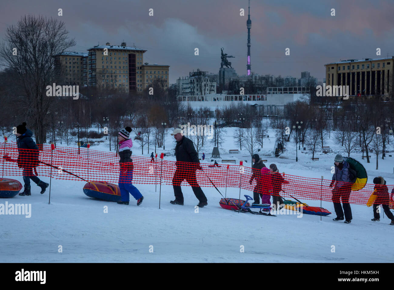 Les Moscovites en luge en bas une colline couverte de glace dans un hiver enneigé dans le 'parc' aqueduc de Moscou, Russie Banque D'Images