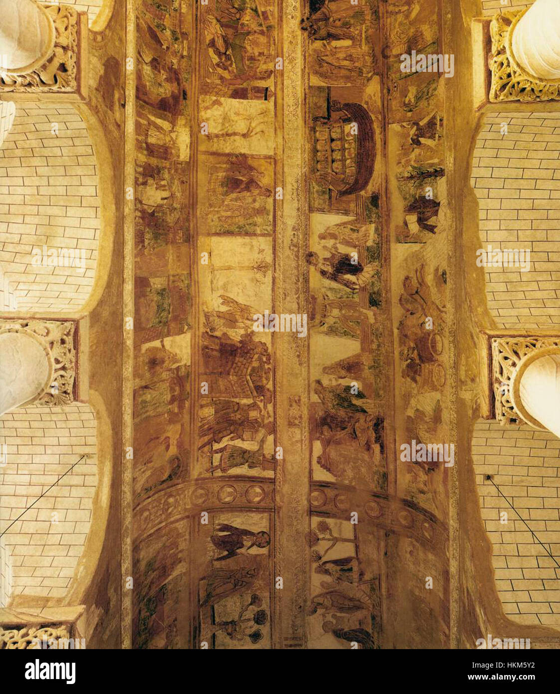 Ce cycle de fresques, attribué à des peintres inconnus du XIe siècle, représente des thèmes religieux et des scènes bibliques, illustrant les styles artistiques et iconographiques de la période médiévale. Les couleurs vives et les détails complexes reflètent la ferveur religieuse de l'époque. Banque D'Images