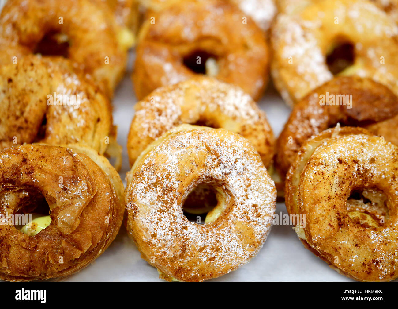 Fond macro photos avec des beignets et la cannelle Banque D'Images