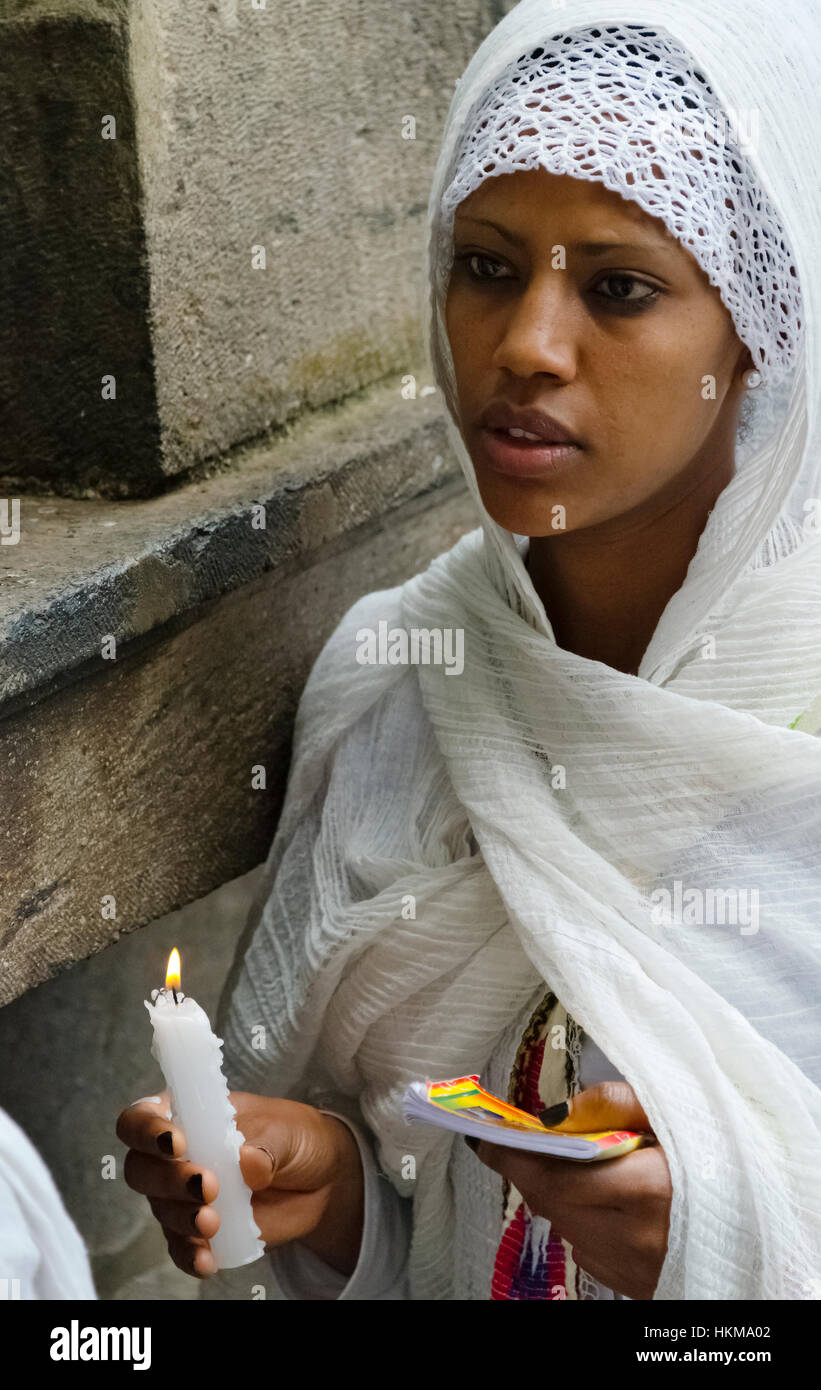 Pèlerins célébrant Meskel Festival à la cathédrale Holy Trinity, Addis-Abeba, Ethiopie Banque D'Images