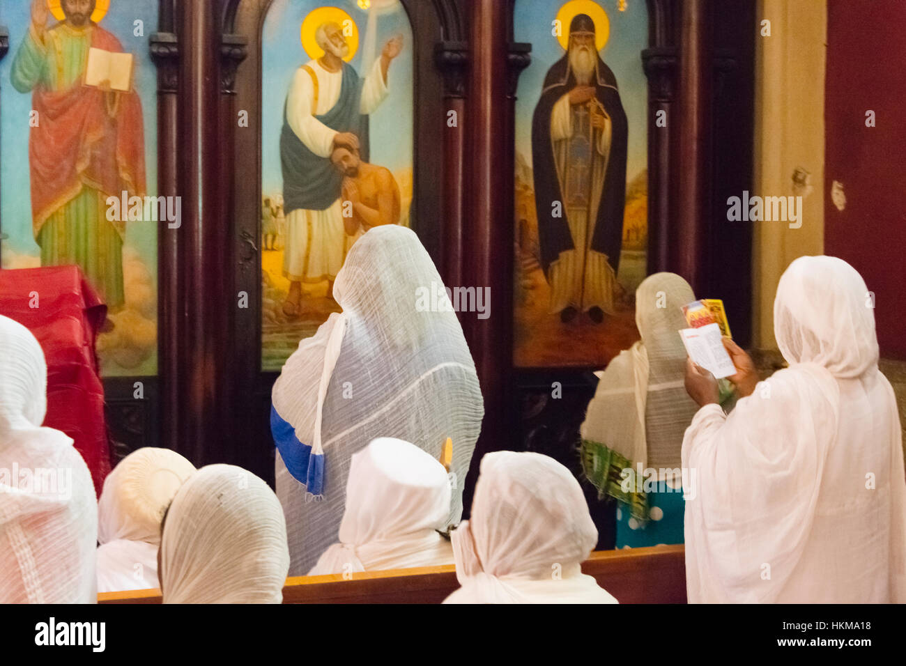 Pèlerins célébrant Meskel Festival à la cathédrale Holy Trinity, Addis-Abeba, Ethiopie Banque D'Images