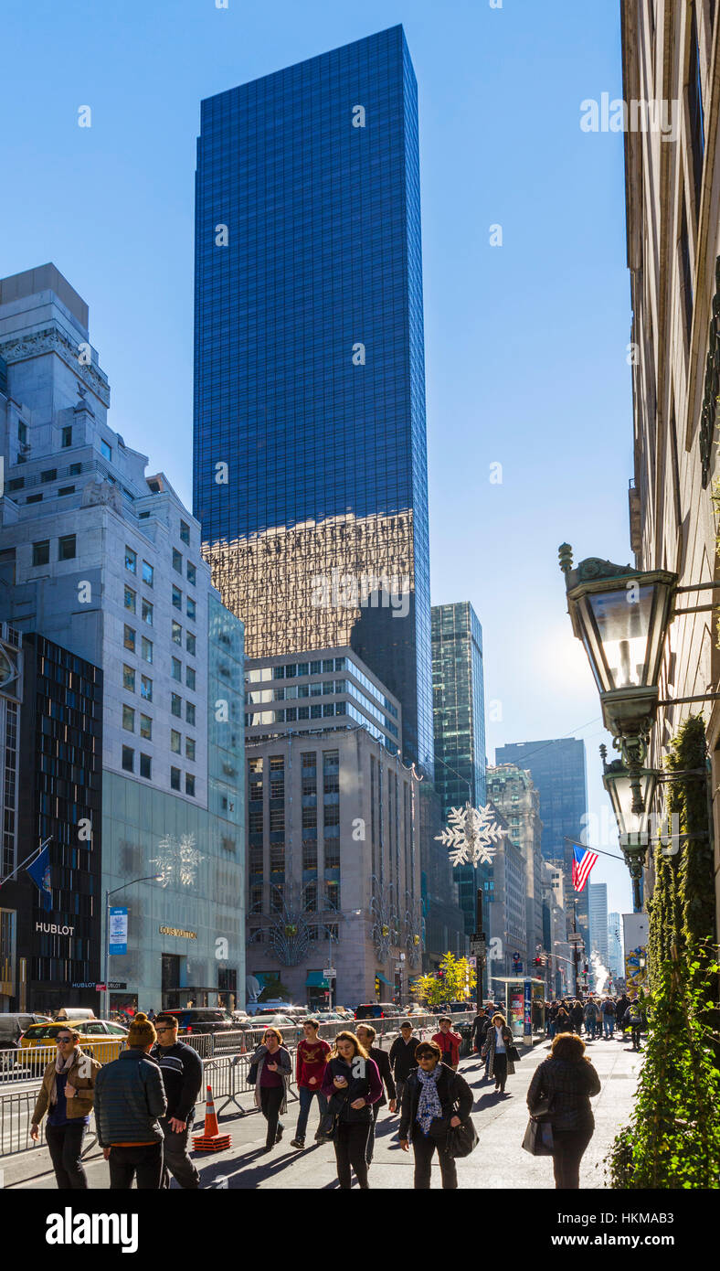 Trump Tower, 5e Avenue, New York City. Vue vers le bas en direction de la Cinquième Avenue Trump Tower, Manhattan, New York, NY, USA Banque D'Images