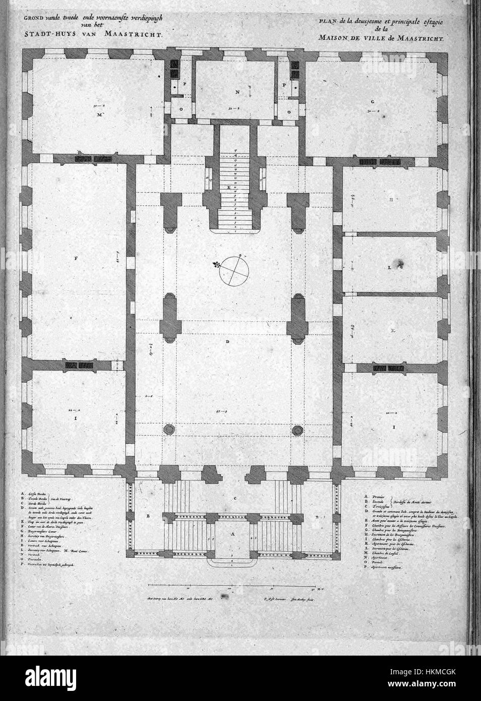 Une illustration tirée d'un atlas représentant le deuxième et principal étage de l'hôtel de ville de Maastricht, mettant en valeur les détails architecturaux de cet important bâtiment historique. L'œuvre d'art fournit un aperçu de la conception de la structure dans son contexte historique. Banque D'Images