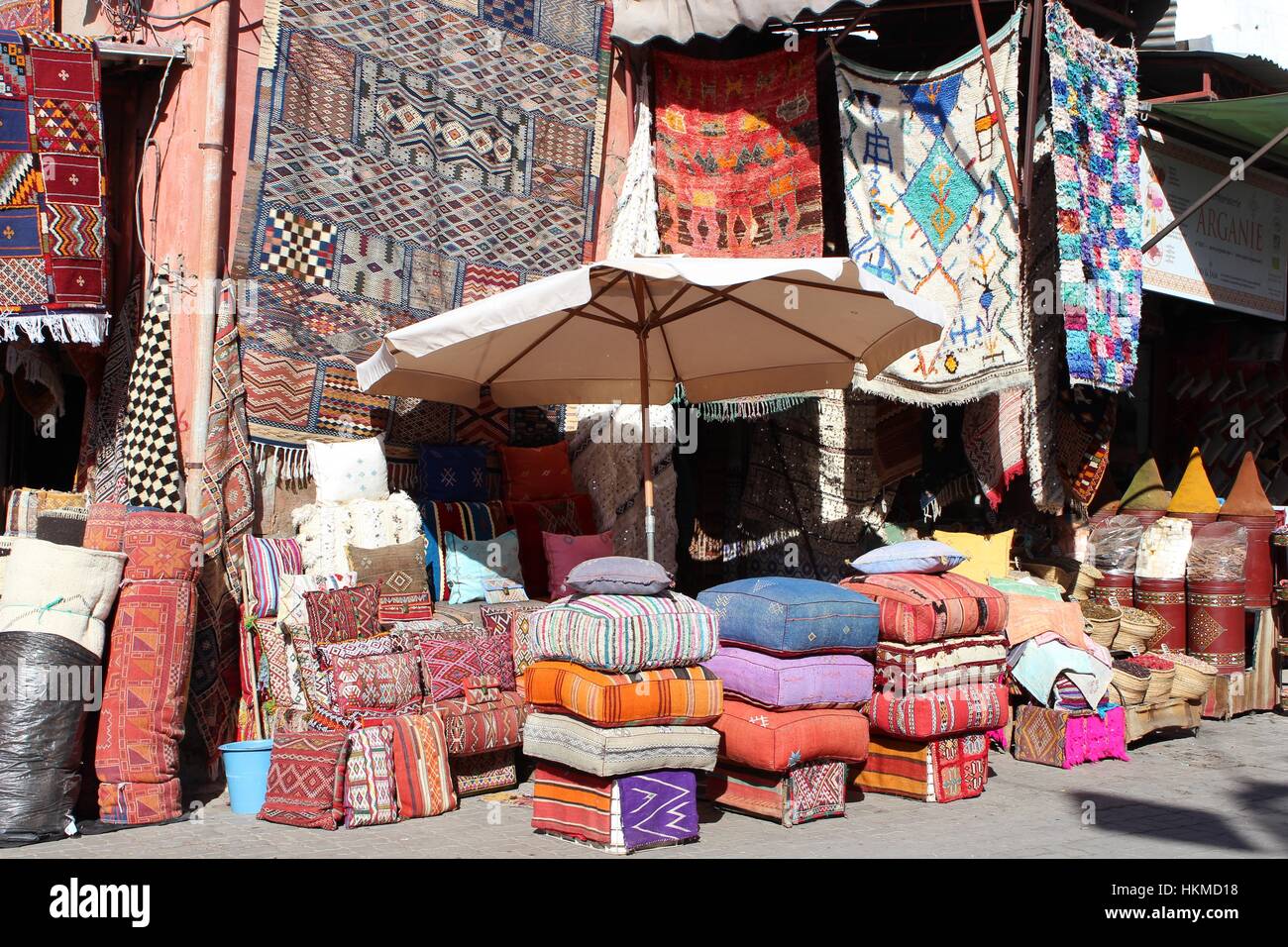 Dans le bazar de Marrakech sur les marchés. Tapis Vintage tribal et biens répartis sur de vastes places pour le quotidien.. Banque D'Images