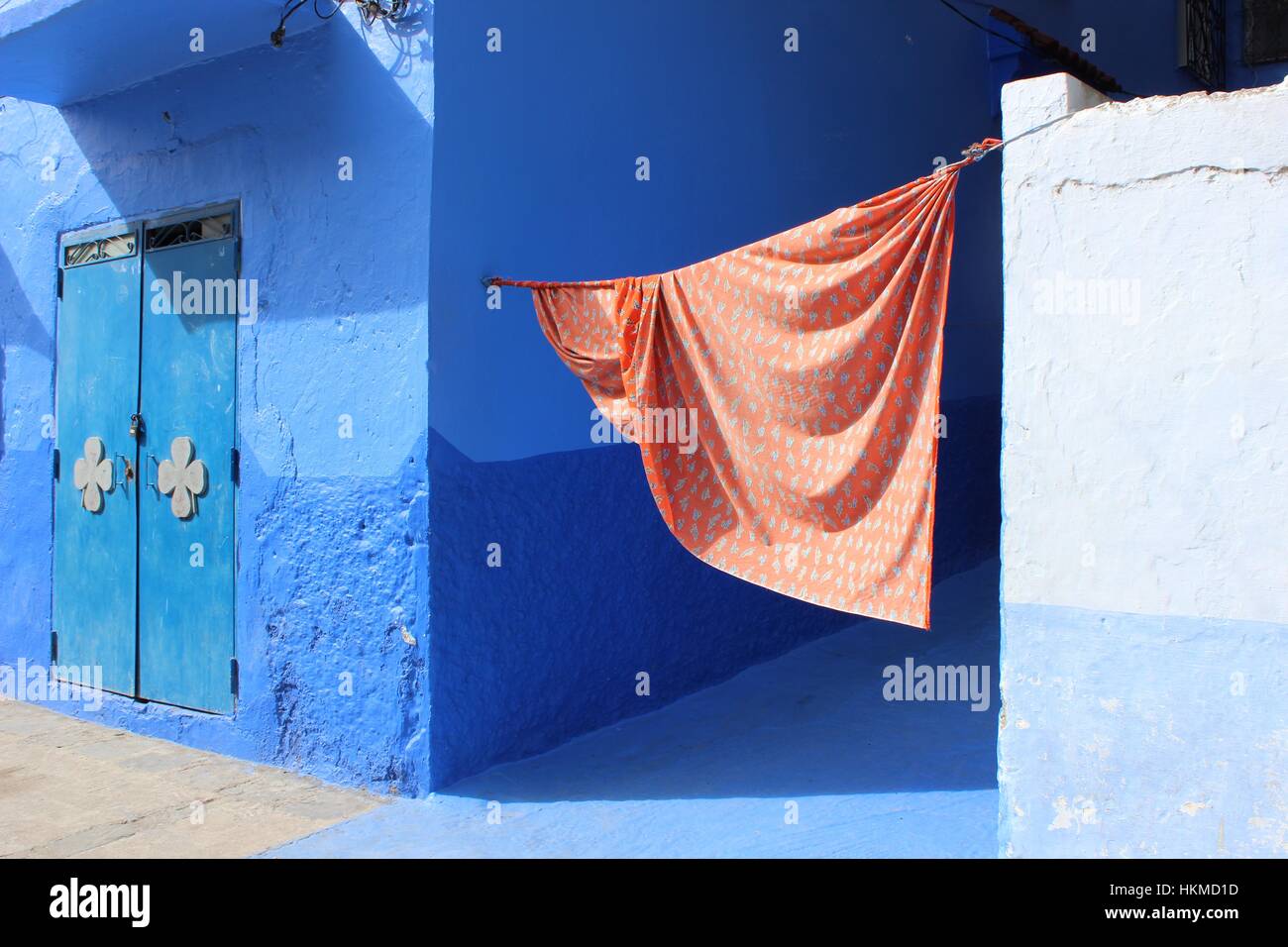 Chefchaouen, la perle bleue de l'Afrique. Ce bleu et blanc, village dans les montagnes du Maroc est enchanteur qu'il est coloré. Banque D'Images