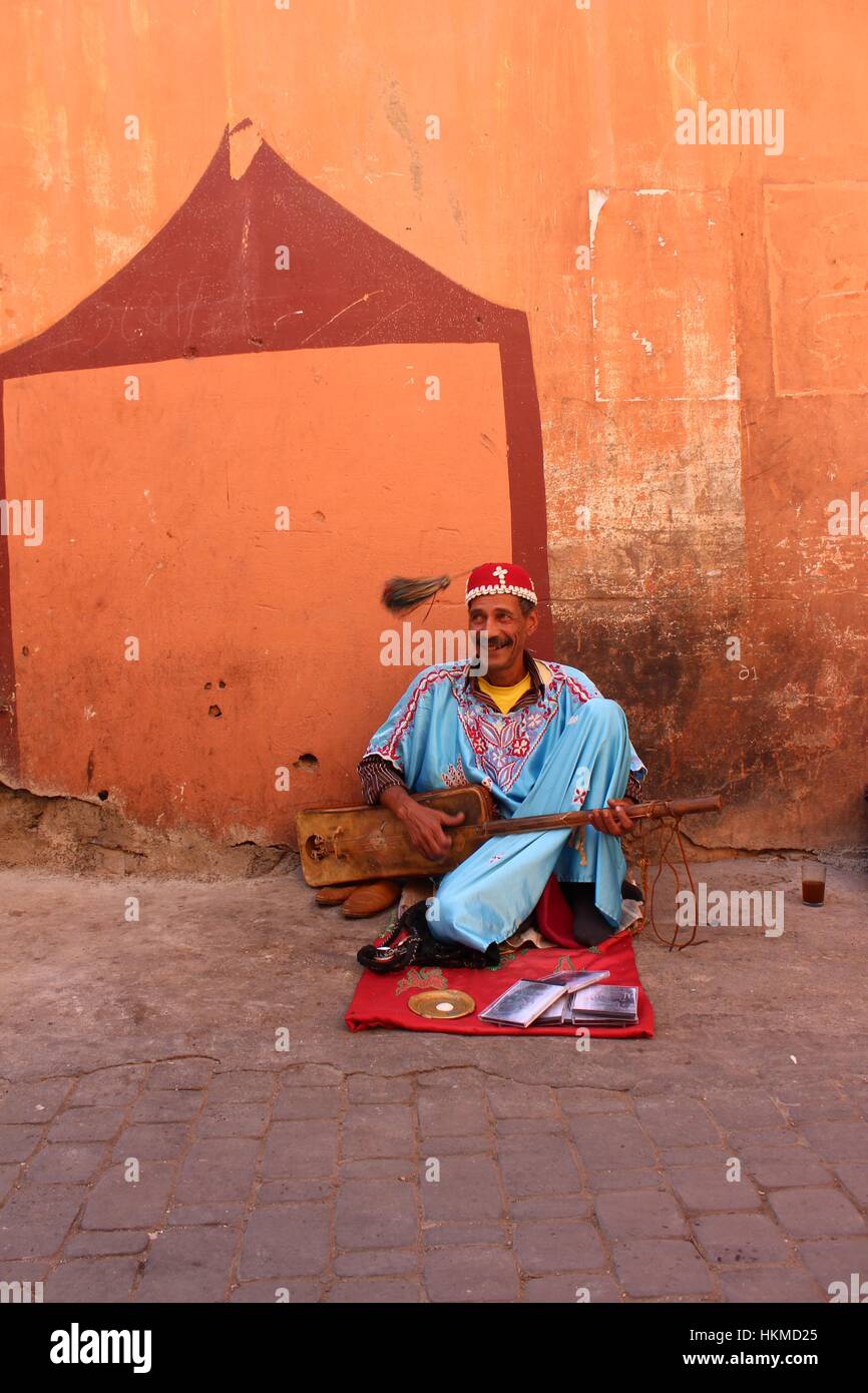 Sur l'animée, les rues chaudes de l'Afrique du Nord, Marrakech vient à la vie comme les sons de tribal marocains mener à des allées et sur les marchés. Banque D'Images