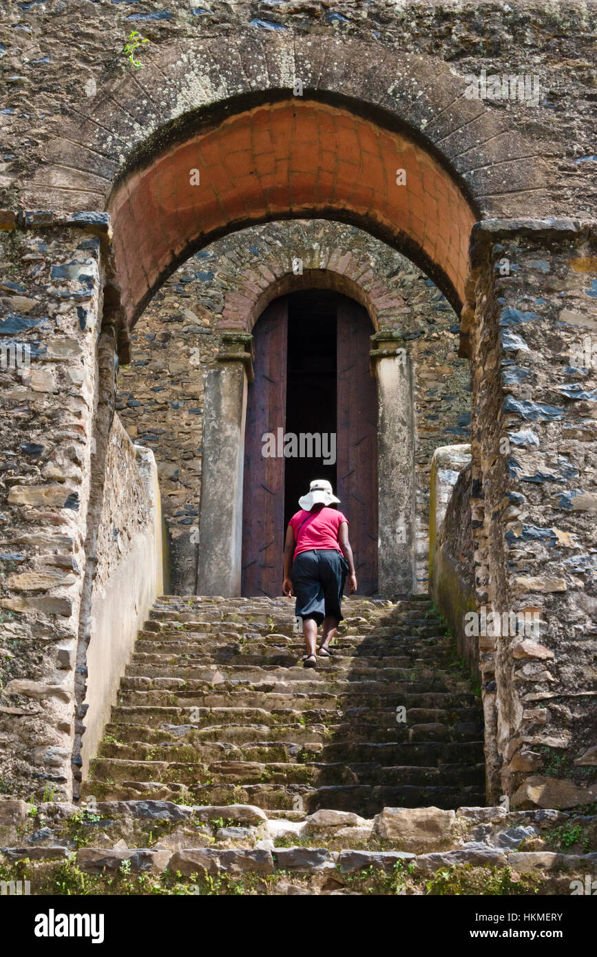 Dans Fasilides touristiques' Château de Fasil Ghebbi (fondée par l'Empereur Fasilides), UNESCO World Heritage site, Gondar, Éthiopie Banque D'Images