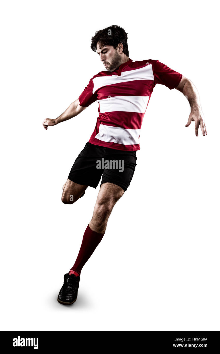 Joueur de football en un uniforme rouge des coups. Fond blanc Banque D'Images