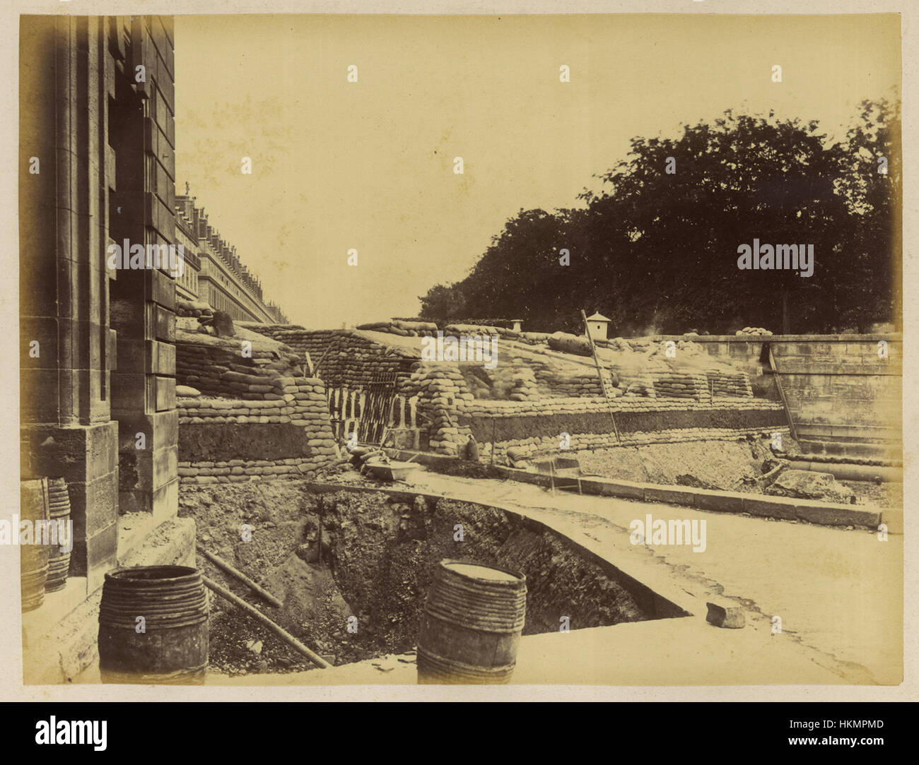 Ce tableau représente une barricade érigée dans les rues de Paris, en particulier dans la rue de Rivoli et la rue Saint-Florentin. La scène reflète les turbulences de la France révolutionnaire, en particulier lors des événements de la Révolution de juillet 1830. Banque D'Images