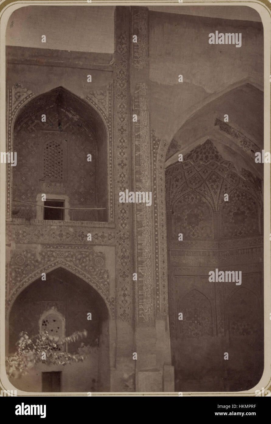 Cette image historique capture la cour intérieure de la Madrasah Shir Dar à Samarcande, en Ouzbékistan. Construite au XVIIe siècle, la madrasa est un chef-d'œuvre architectural des traditions timoride et persianate, ornée d'inscriptions complexes. Banque D'Images
