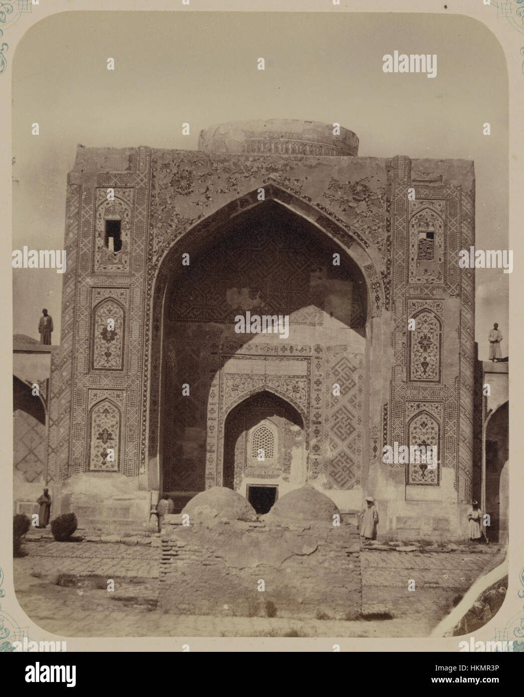 Cette photographie représente l'entrée de la madrasa de Nadir Divan-Begi, un site historique important à Samarcande, en Ouzbékistan. La mosquée, datant du 17ème siècle, est un exemple parfait de l'architecture islamique, avec des tilières complexes et une entrée grandiose. Banque D'Images