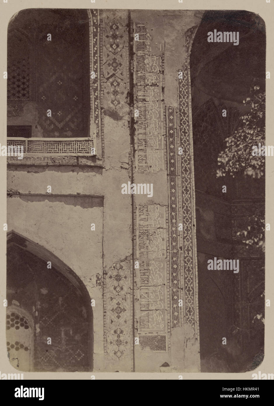 La cour intérieure de la Madrasah Shir Dar à Samarcande, avec son inscription distinctive à côté de la niche, mettant en valeur la splendeur architecturale du bâtiment du XVIIe siècle. Banque D'Images