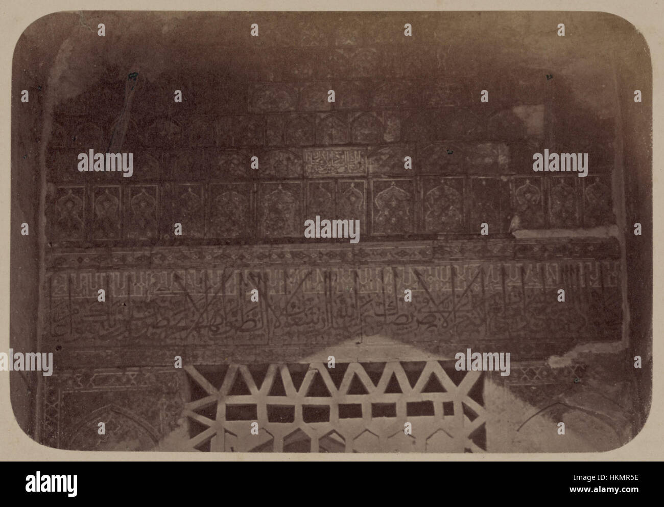 Cette image présente des inscriptions trouvées dans la niche principale de la façade de la Madrasah Shir Dar à Samarcande. La madrasa est un chef-d'œuvre architectural du XVIIe siècle, reflétant l'art complexe et le design de l'époque. Banque D'Images