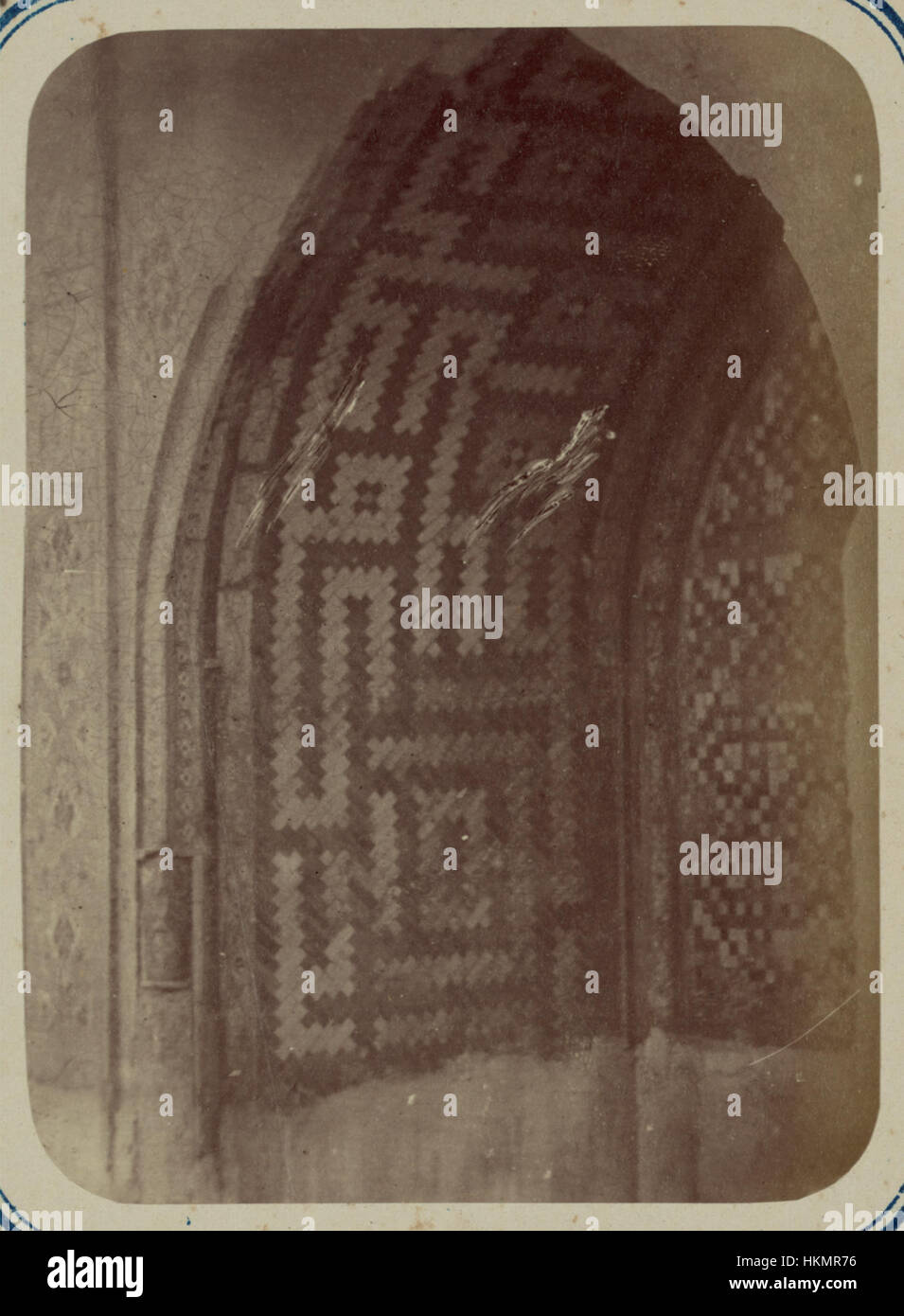 La colonne de marbre de la Madrasah d'Ulugh Beg à Samarcande est un artefact important d'Asie centrale. Il reflète le style architectural et les traditions artistiques de la période Timuride. La colonne illustre l'artisanat de l'époque et est une pièce historique importante du patrimoine culturel de la région. Banque D'Images