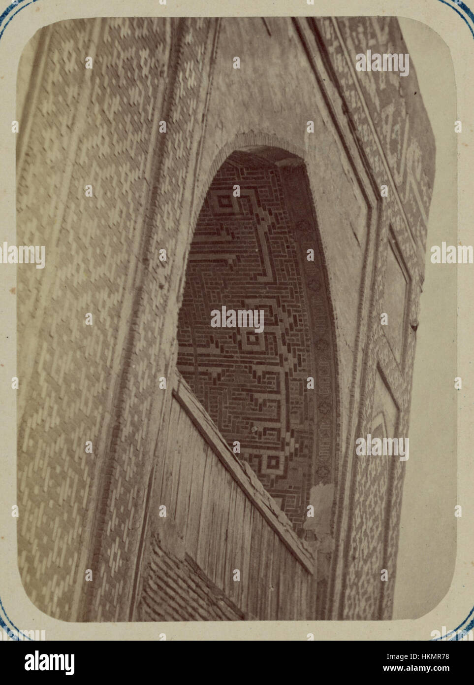 Une représentation détaillée des caractéristiques architecturales à l'intérieur de la madrasa d'Ulugh Beg, Samarcande. L'œuvre d'art capture les petites niches et les éléments de conception complexes typiques de l'architecture islamique. La Madrasah, construite au XVe siècle, était un centre important pour la science et l'éducation sous l'Empire Timuride. Banque D'Images