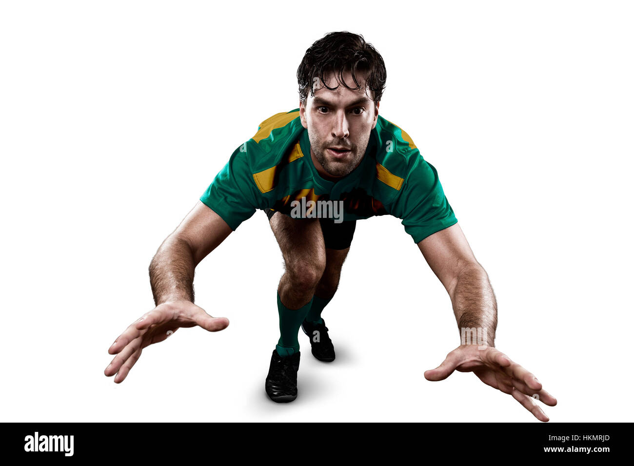 Joueur de Rugby dans un uniforme vert et or en donnant un s'attaquer. Fond blanc Banque D'Images