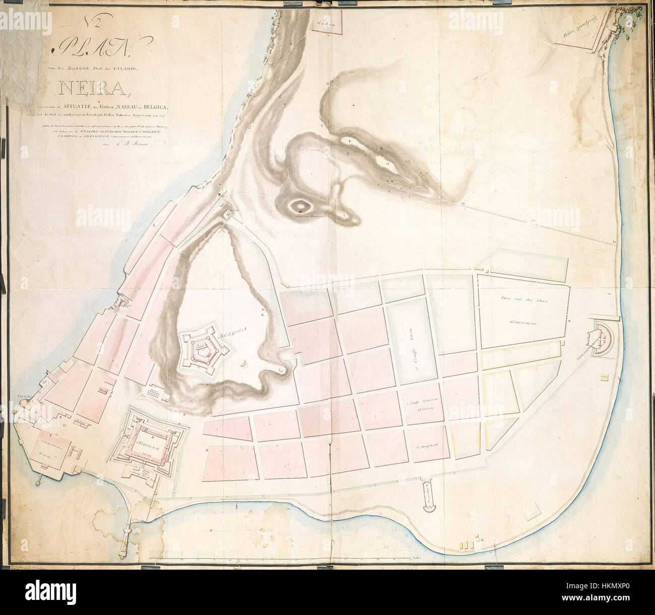 Cette carte historique, AMH-4724-NA, représente l'île de Neira avec les emplacements des forts de Nassouw et Belgica, importants pour leur rôle dans l'histoire coloniale du XVIIe siècle. Banque D'Images