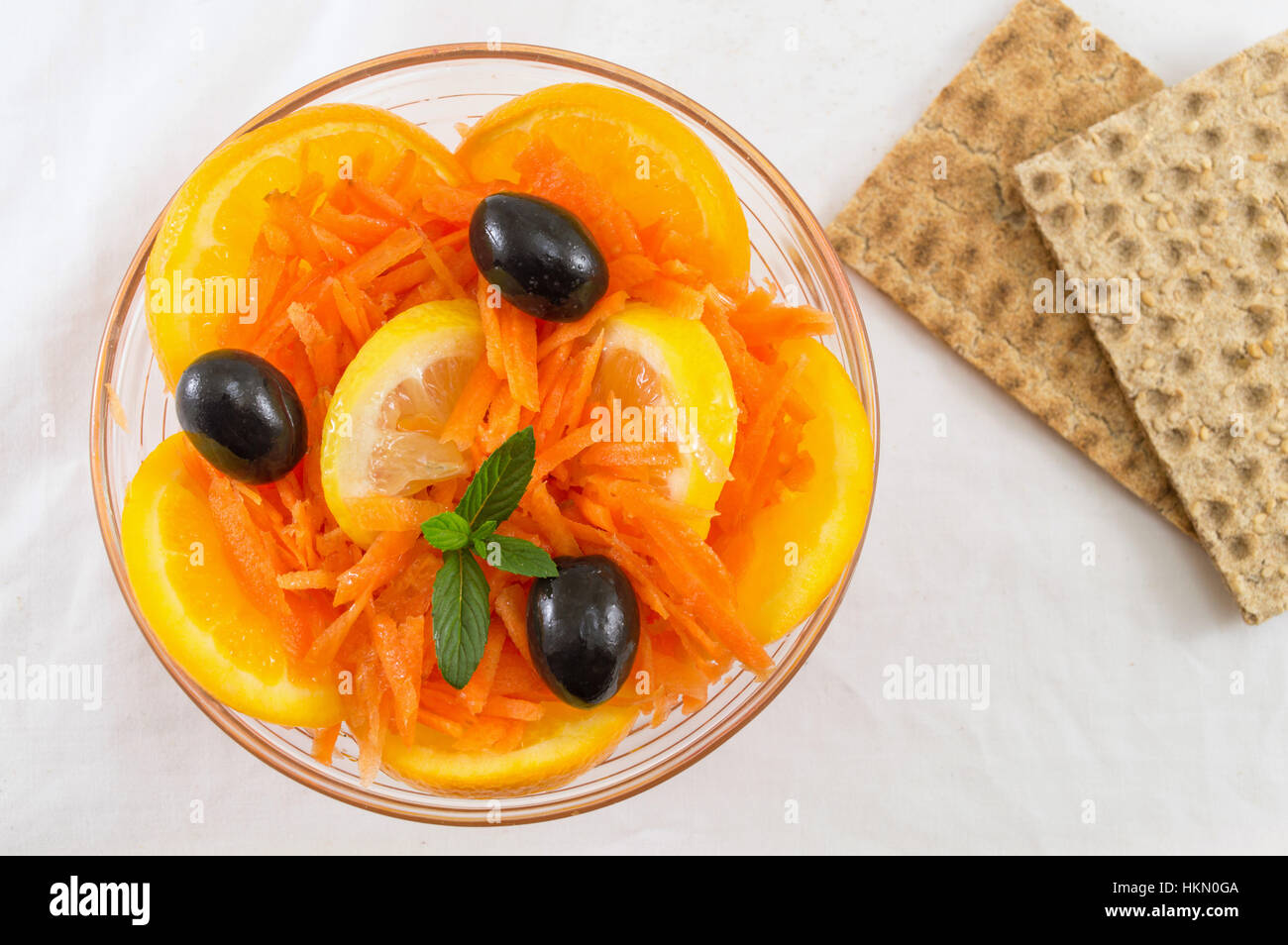 Orange, carotte et salade d'olive avec des biscuits Banque D'Images