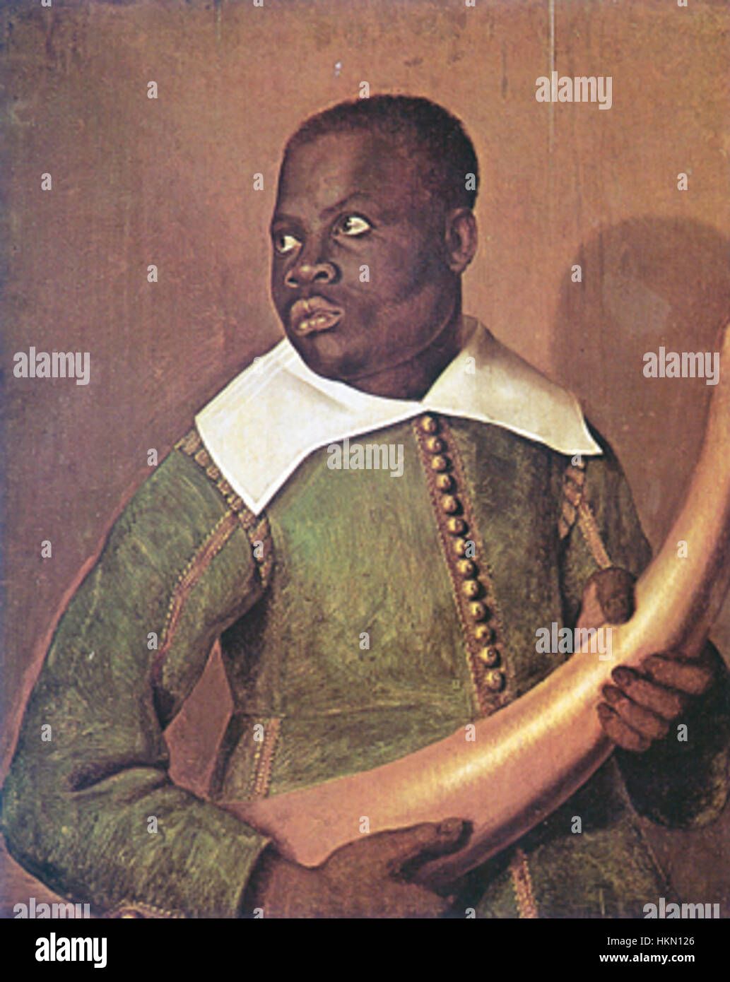 Le tableau d'Albert Eckhout 'Servo de Dom Miguel de Castro com Presa de Elefante' représente un serviteur portugais tenant une défense d'éléphant, reflétant la vie coloniale du XVIIe siècle et l'exotisme de l'époque. La peinture met en valeur l'habileté de l'artiste à capturer des sujets humains et animaux. Banque D'Images