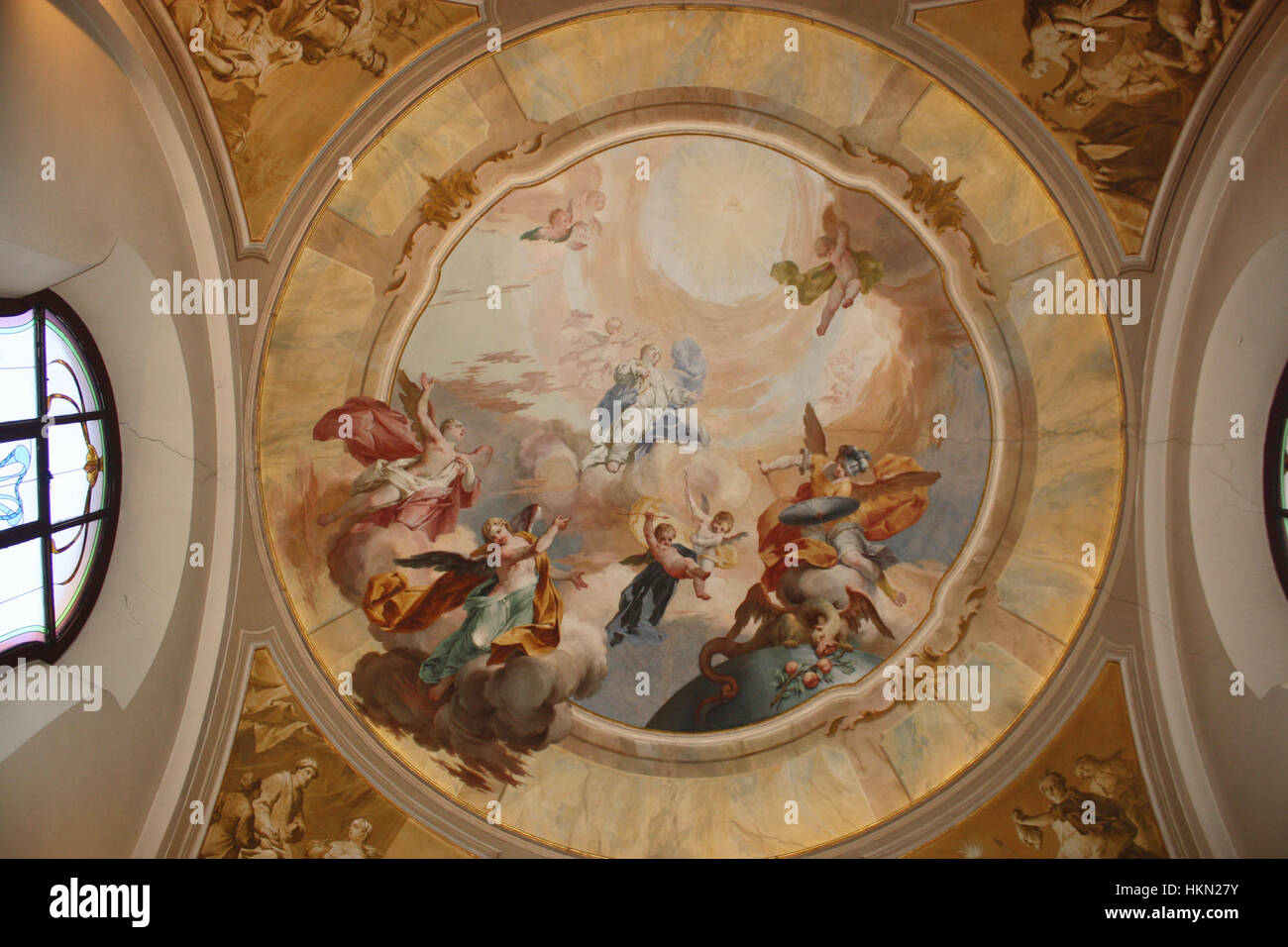 La fresque intitulée 'Madonna in Prato' présente la Vierge Marie représentée dans une pose sereine et priante. Cette œuvre d'art est connue pour son utilisation délicate de la couleur et sa représentation de la dévotion religieuse dans le style Renaissance italienne. Banque D'Images