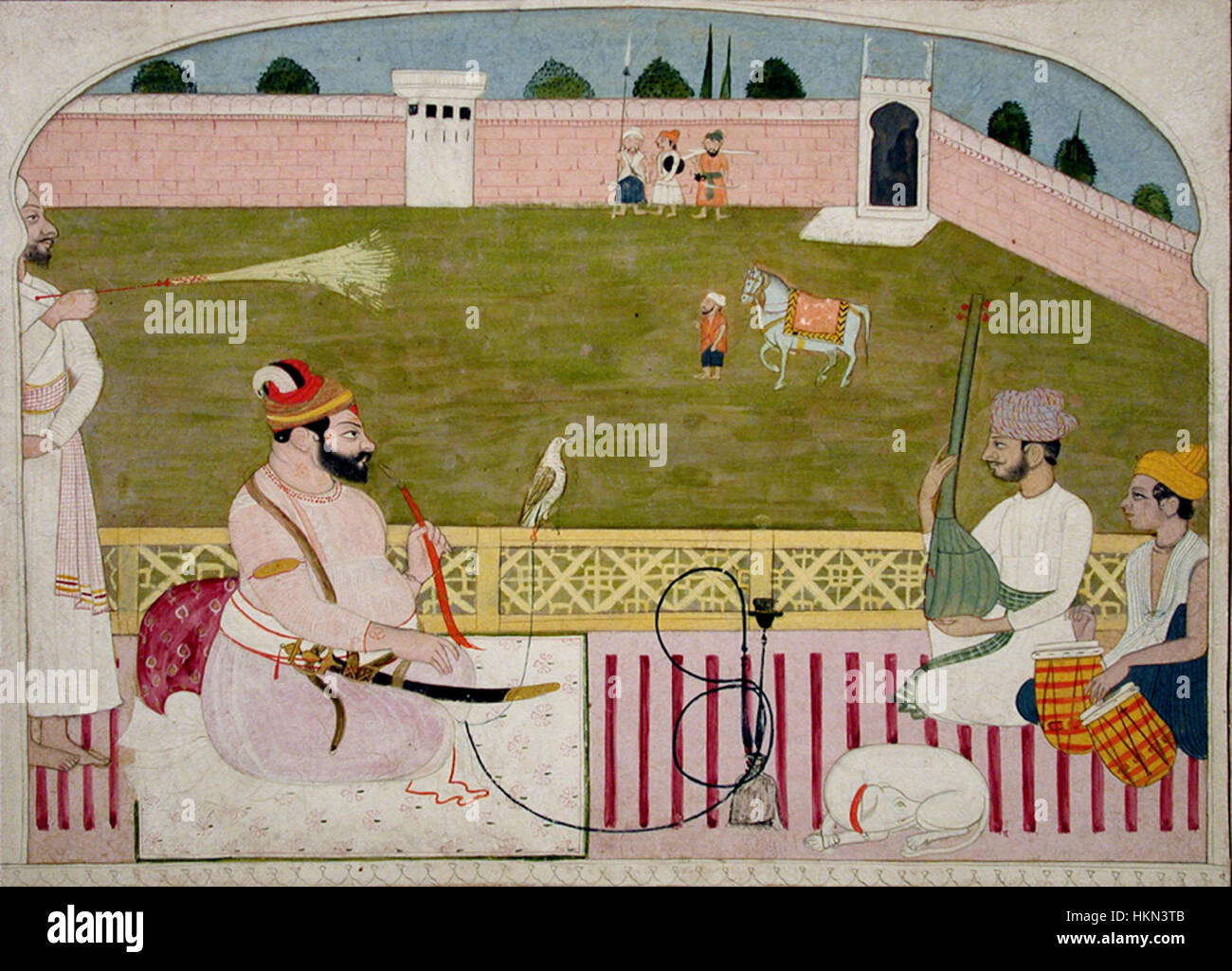 Bahadur Singh fume un narguilé sur une terrasse avec deux musiciens (6125124438) Banque D'Images