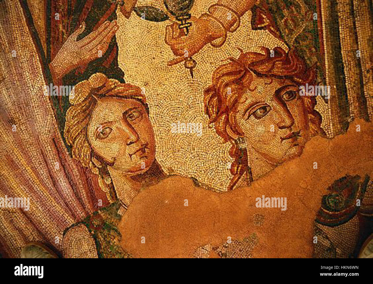 La mosaïque 'Achille à Skyros' du IVe siècle de notre ère, trouvée à Villa la Olmeda, illustre l'histoire mythologique d'Achille cachée parmi les femmes de Skyros, une figure importante de la mythologie grecque. Banque D'Images