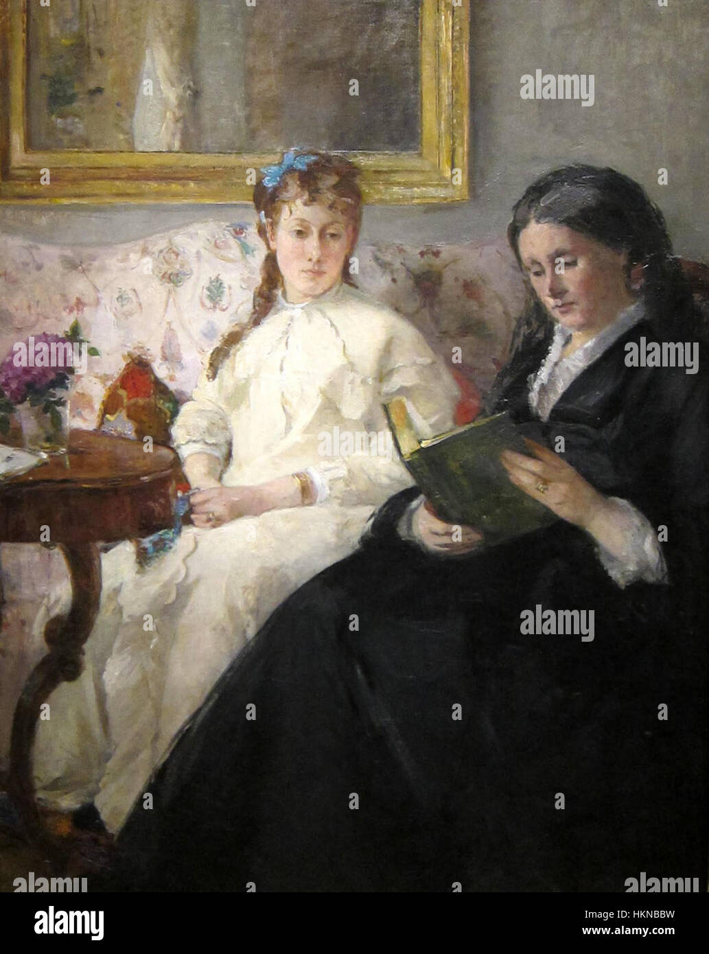 'La mère et la sœur de l'artiste' est un portrait qui capture le lien intime de la famille. Le souci du détail de l’artiste met en évidence les expressions des personnages, véhiculant un sentiment de chaleur et d’amour familial. L’œuvre reflète un style artistique vintage, mettant en valeur l’habileté de l’artiste à créer des représentations personnelles et émotionnelles. Banque D'Images