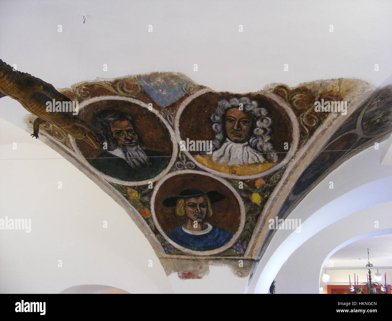 Le Mohren-Apotheke de Bayreuth, en Allemagne, est un bâtiment historique du XVIIe siècle orné de Bemalter Pfeiler (colonnes peintes). Cette pharmacie présente des détails architecturaux baroques et un savoir-faire artistique de l'époque. Banque D'Images